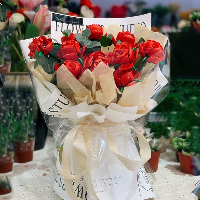 Hoa hồng làm từ đồ chơi lắp ráp hút khách dịp Valentine (Ảnh: SP).