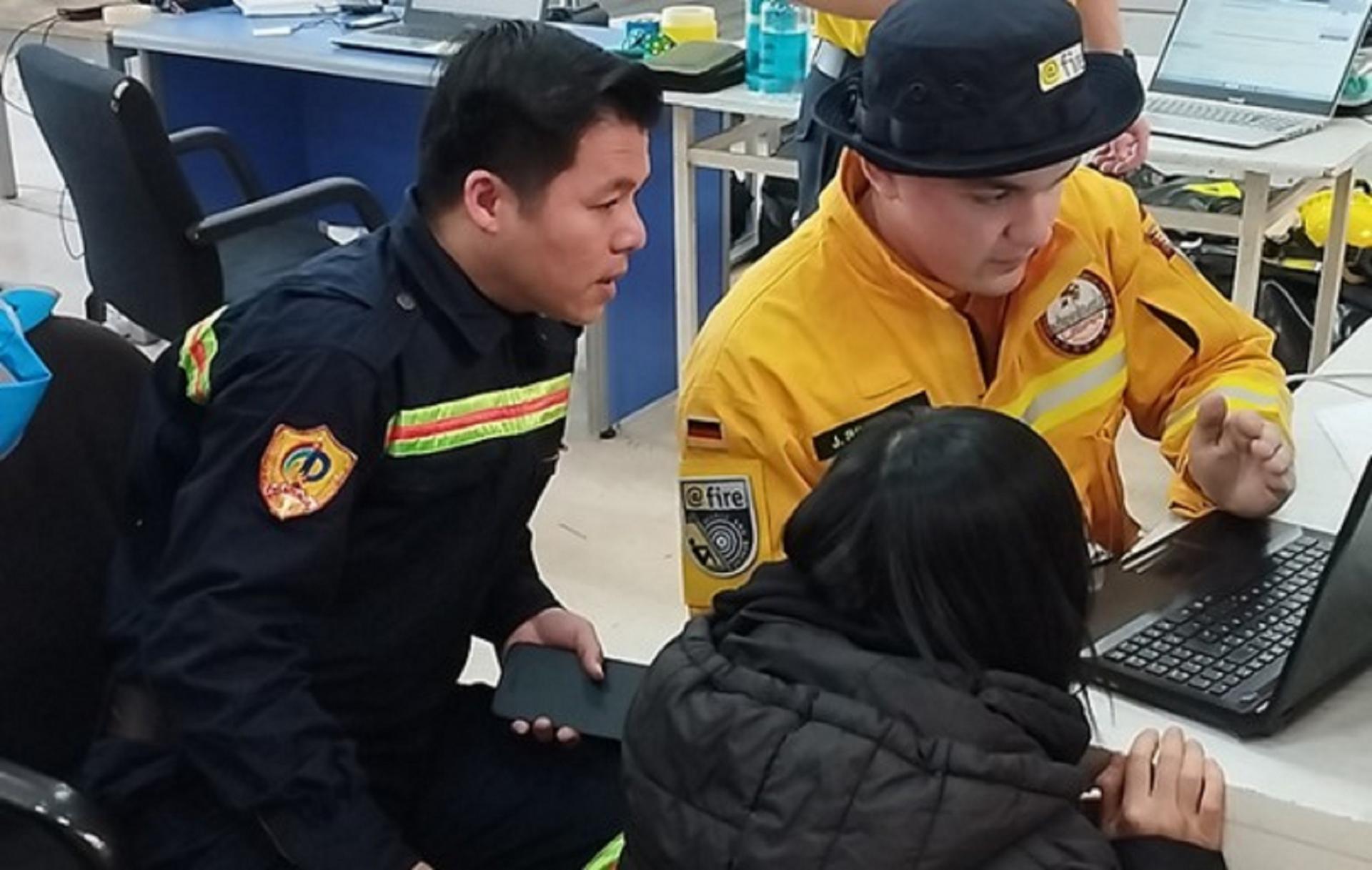 Đại tá Nguyễn Minh Khương, Phó cục trưởng Cục Cảnh sát PCCC&CNCH trao đổi thông tin cùng lực lượng cứu nạn sở tại. Ảnh: Cục Cảnh sát PCCC&CNCH
