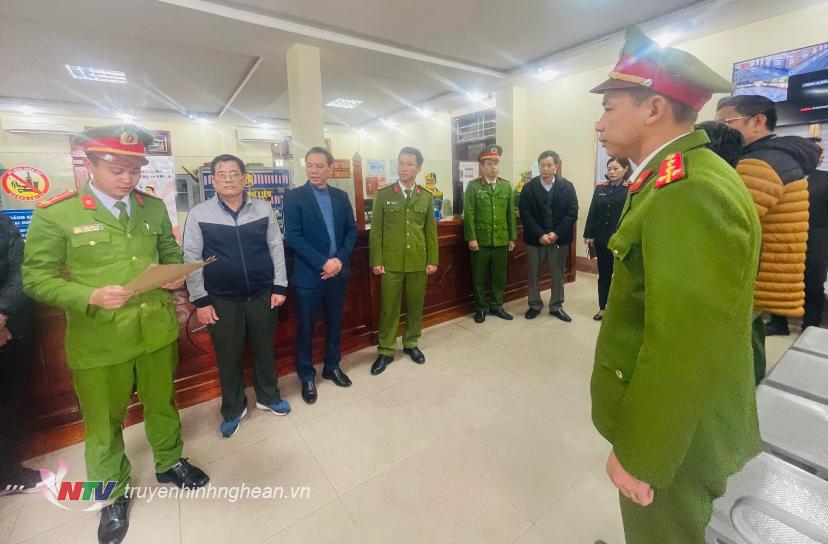 Cơ quan CS ĐT Công an tỉnh Nghệ An thi hành Lệnh khám xét tại Trung tâm đăng kiểm xe cơ giới tỉnh Nghệ An