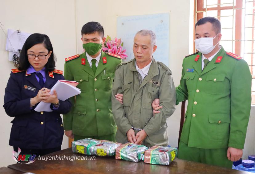 Lực lượng chức năng làm việc với đối tượng Nguyễn Văn Cảnh.