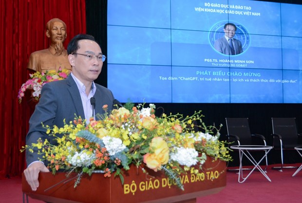 Thứ trưởng Bộ Giáo dục và Đào tạo Hoàng Minh Sơn phát biểu khai mạc tọa đàm. 