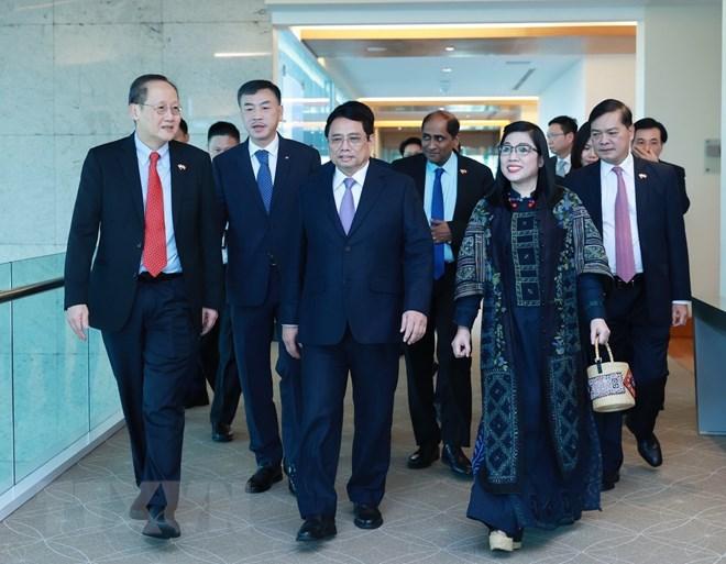 Cán bộ, nhân viên Đại sứ quán và cộng đồng người Việt Nam đón Thủ tướng Phạm Minh Chính và Phu nhân tại sân bay Changi.