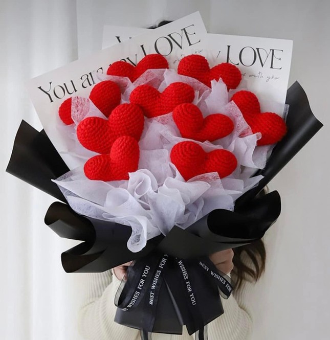 Giá của mỗi bó hoa Valentine dao động từ 100.000 - 300.000 đồng tuỳ vào kích thước và kiểu dáng hoa (Ảnh: NVCC).