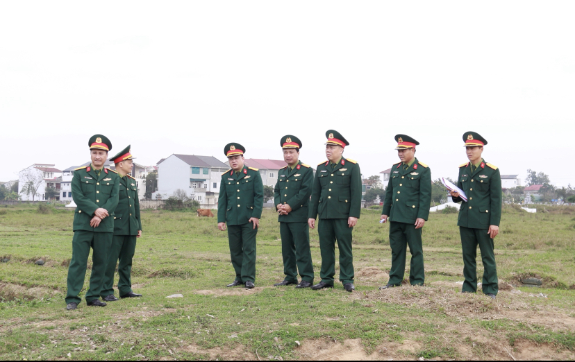 Đại tá Nguyễn Kỳ Hồng - Chính ủy Bộ CHQS tỉnh trao đổi với cán bộ đơn vị tại buổi kiểm tra.
