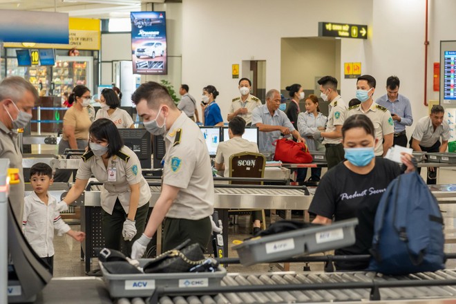 Cầm nhầm' điện thoại OPPO tại sân bay Vinh, bị 'tóm' tại Tân Sơn Nhất