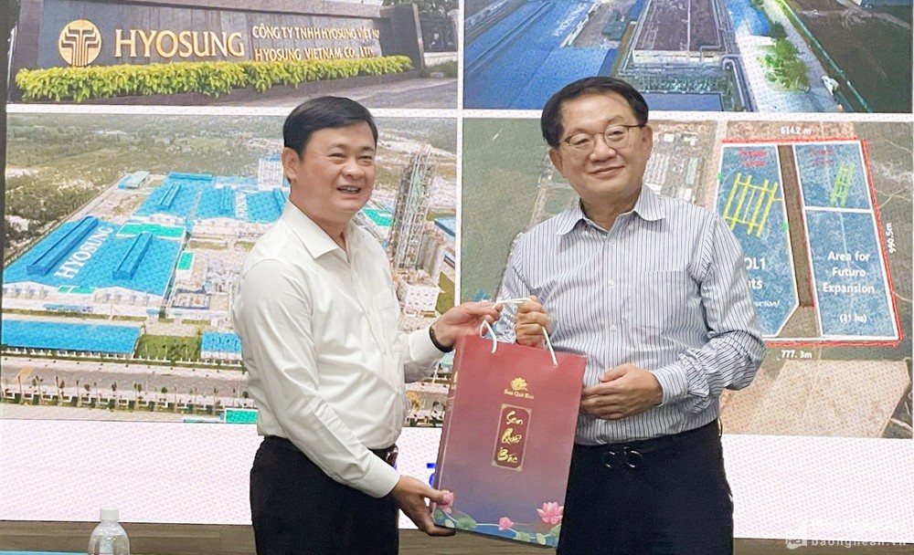 Bí thư Tỉnh ủy Thái Thanh Quý tặng quà lưu niệm đến ông Yoo Sun Hyung - Phó TGĐ kiêm Giám đốc điều hành Công ty TNHH Hyosung Việt Nam.