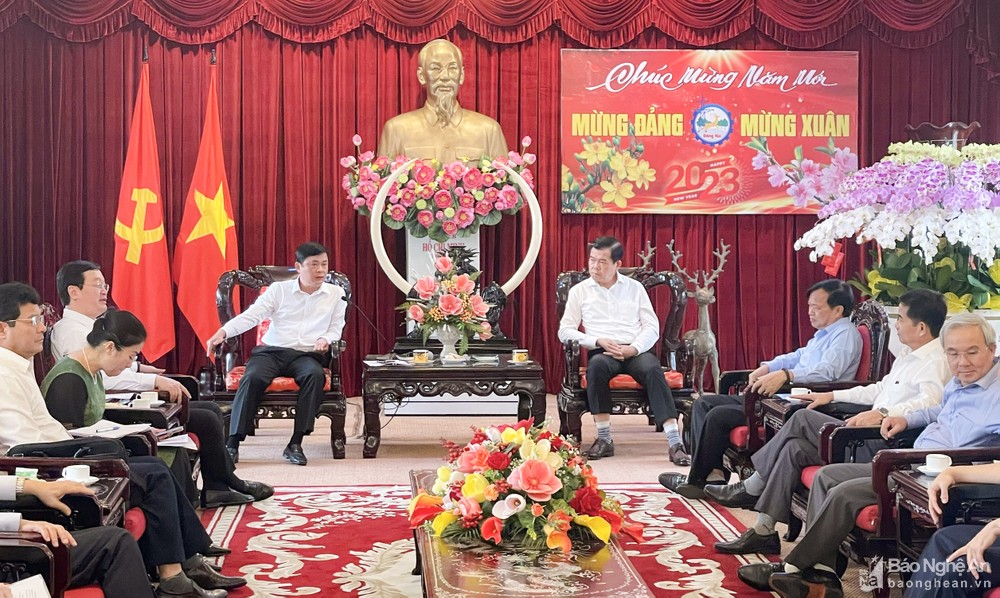 Bí thư Tỉnh ủy Nghệ An Thái Thanh Quý trao đổi cùng Bí thư Tỉnh ủy Đồng Nai Nguyễn Hồng Lĩnh và các đồng chí lãnh đạo tỉnh. 