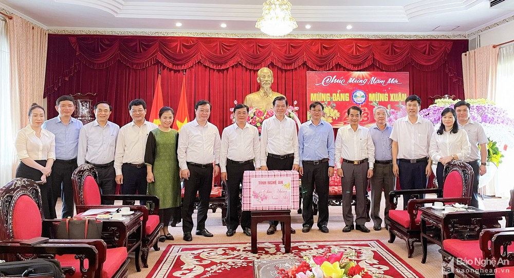 Các đồng chí lãnh đạo tỉnh Nghệ An tặng quà lưu niệm đến Thường trực Tỉnh ủy Đồng Nai.