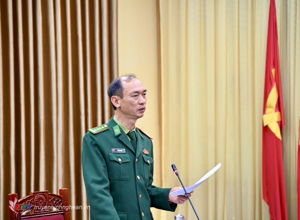 Đại tá Lê Như Cương, Bí thư Đảng ủy, Chính ủy BĐBP tỉnh báo cáo đoàn công tác.