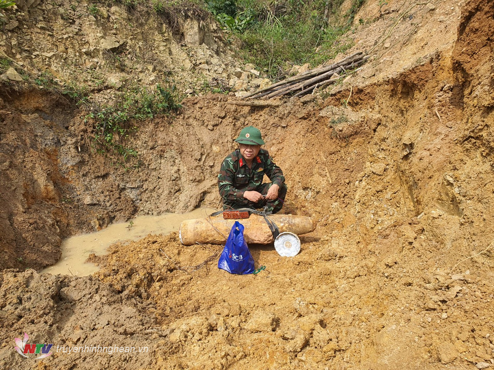 Lực lượng Công binh Bộ CHQS tỉnh tra lắp đồ dung gây nổ tiến hành kích hoạt huy nổ bom.