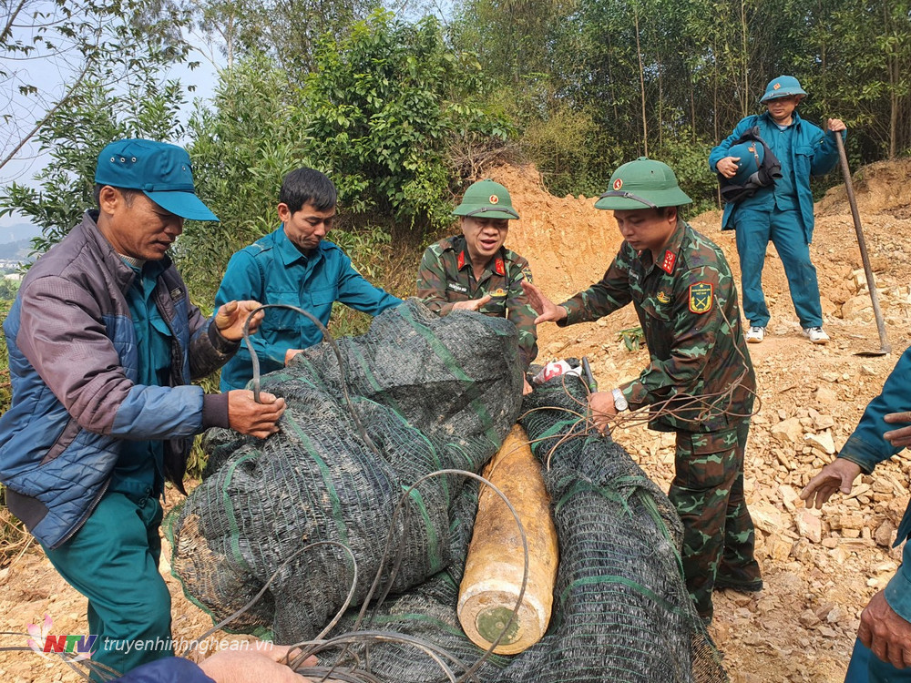  Ban CHQS xã Hùng Thành phối hợp với Ban Công Binh Bộ CHQS tỉnh Nghệ An và Ban CHQS huyện Yên Thành tiến hành vận chuyển bom đến vị trí hủy nổ.