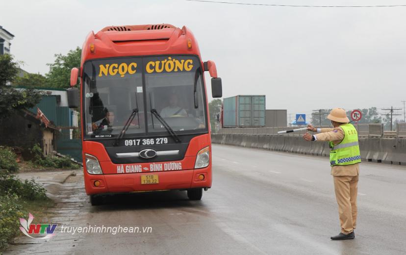 LLCN kiểm tra phương tiện xe khách trên Quốc lộ 1A đoạn qua huyện Diễn Châu.
