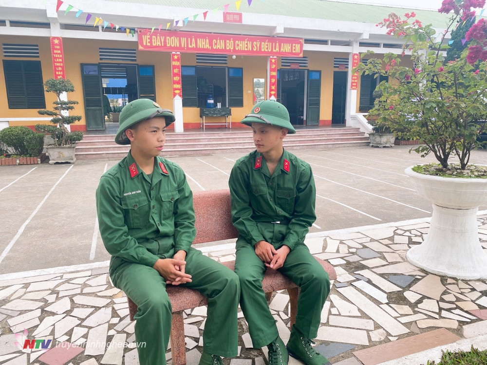 Binh nhất Nguyễn Anh Tuấn (trái) động viên, chỉ bảo em trai mình là tân binh Nguyễn Bình Phước