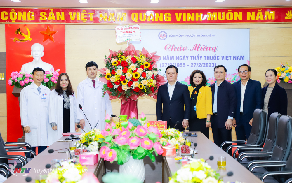 Chủ tịch UBND tỉnh Nguyễn Đức Trung tặng hoa chúc mừng Bệnh viện Y học cổ truyền Nghệ An.