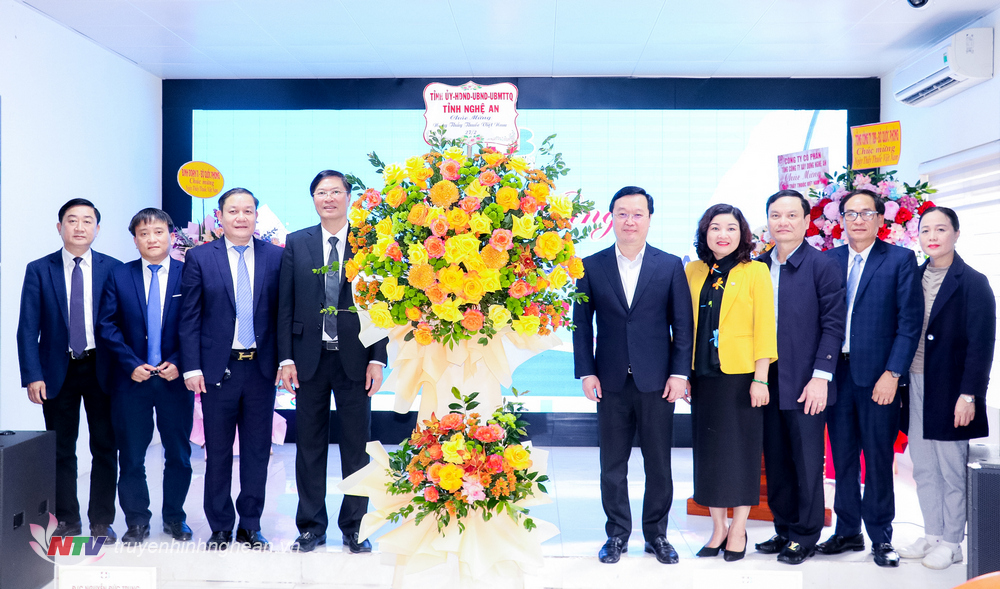 Chủ tịch UBND tỉnh Nguyễn Đức Trung cùng đoàn công tác tặng hoa chúc mừng Bệnh viện Ung bướu Nghệ An nhân ngày Thầy thuốc Việt Nam 27/2.