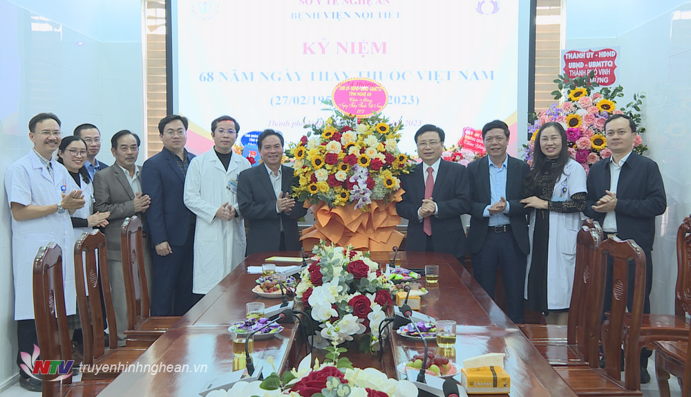 Phó Chủ tịch UBND tỉnh Bùi Đình Long tặng hoa chúc mừng Bệnh viện Nội tiết Nghệ An. 