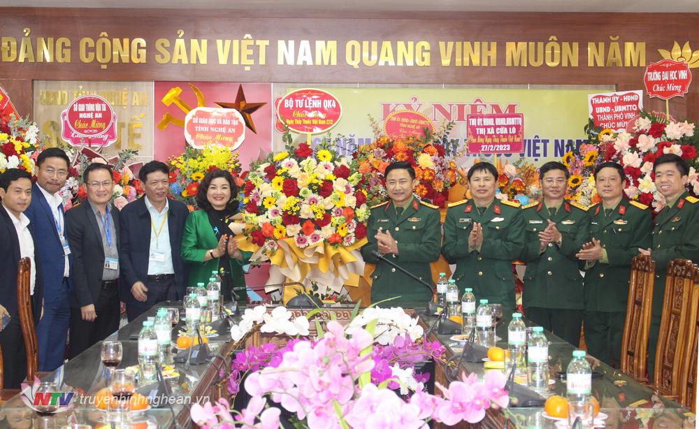 Đại tá Đoàn Xuân Bường, Phó Chính ủy Quân khu thăm, chúc mừng Sở Y tế Nghệ An.