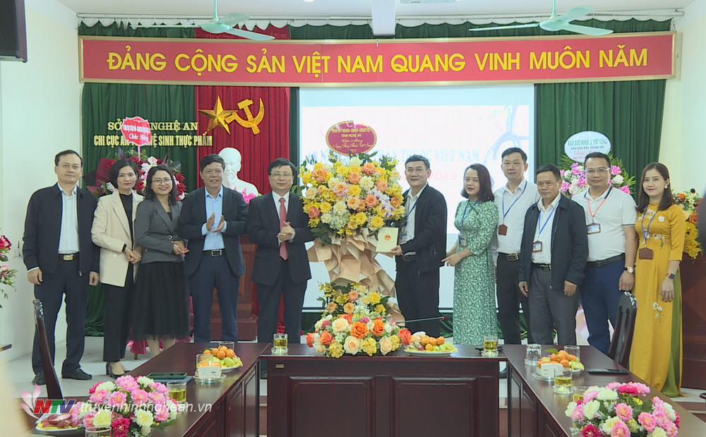 Đồng chí Bùi Đình Long cùng đoàn công tác tặng hoa chúc mừng tập thể cán bộ, y, bác sĩ Chi cục An toàn vệ sinh thực phẩm. 