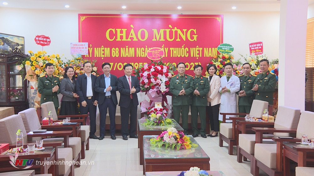 Đồng chí Bùi Đình Long tặng hoa chúc mừng tập thể cán bộ, y, bác sĩ Bệnh viện Quân y 4 nhân kỷ niệm Ngày Thầy thuốc Việt Nam. 