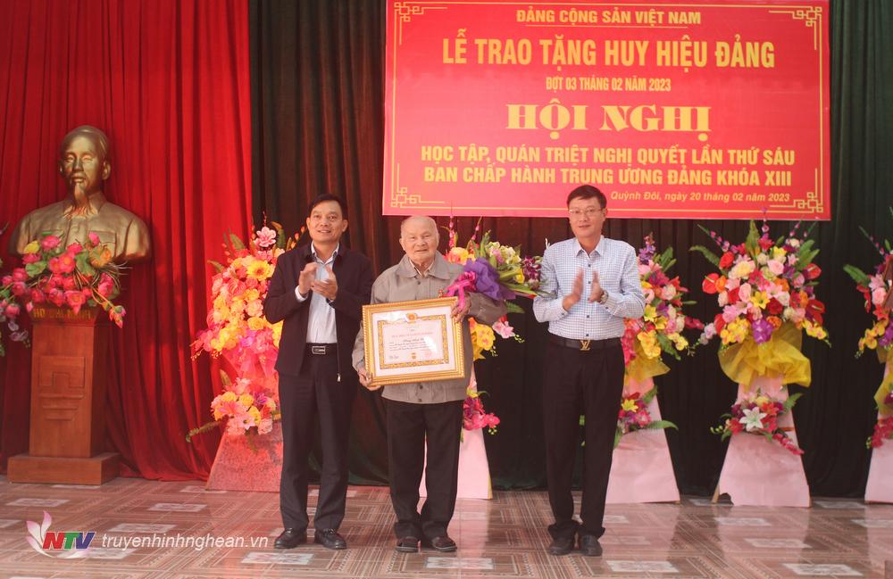 Trao Huy hiệu Đảng cho 75 năm tuổi Đảng tại Quỳnh Lưu