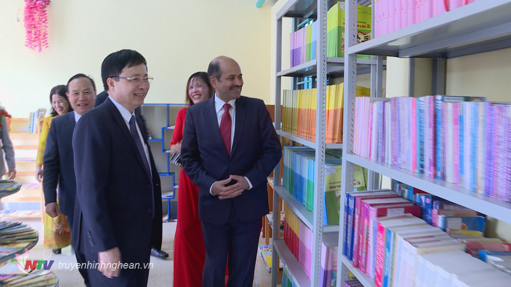 Đại sứ đặc mệnh toàn quyền Ấn Độ tại Việt Nam đã tặng Thư viện Xanh trường Tiểu học Làng Sen 100 cuốn sách truyện cổ tích Ấn Độ đã được dịch sang tiếng Việt.