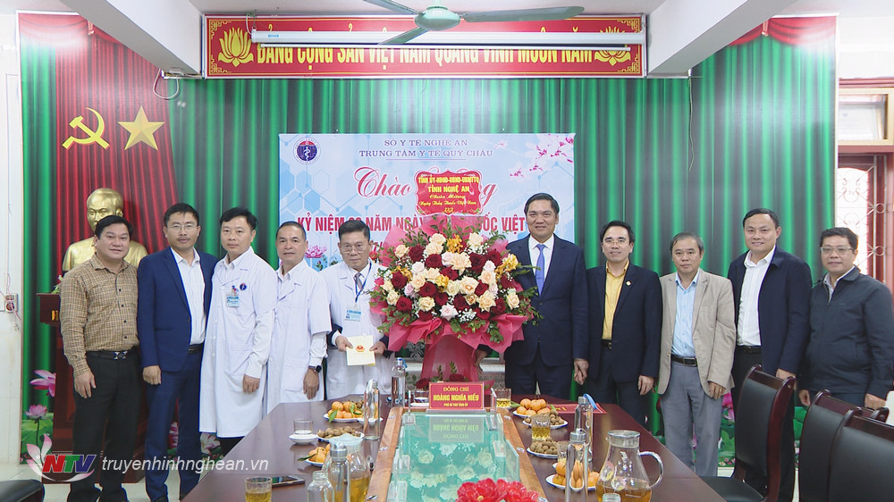 Phó Bí thư Tỉnh uỷ Hoàng Nghĩa Hiếu và đoàn công tác tặng hoa chúc mừng Trung tâm Y tế huyện Quỳ Châu.
