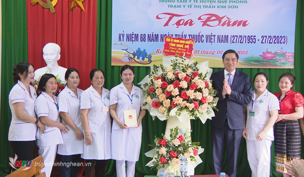 Đồng chí Hoàng Nghĩa Hiếu và đoàn công tác chúc mừng tập thể Trạm Y tế thị trấn Kim Sơn, huyện Quế Phong.