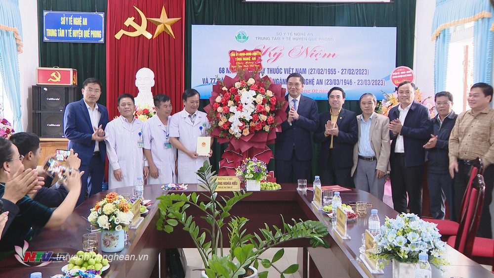 Đồng chí Hoàng Nghĩa Hiếu và đoàn công tác chúc mừng Trung tâm Y tế huyện Quế Phong nhân Ngày Thầy thuốc Việt Nam 27/2.
