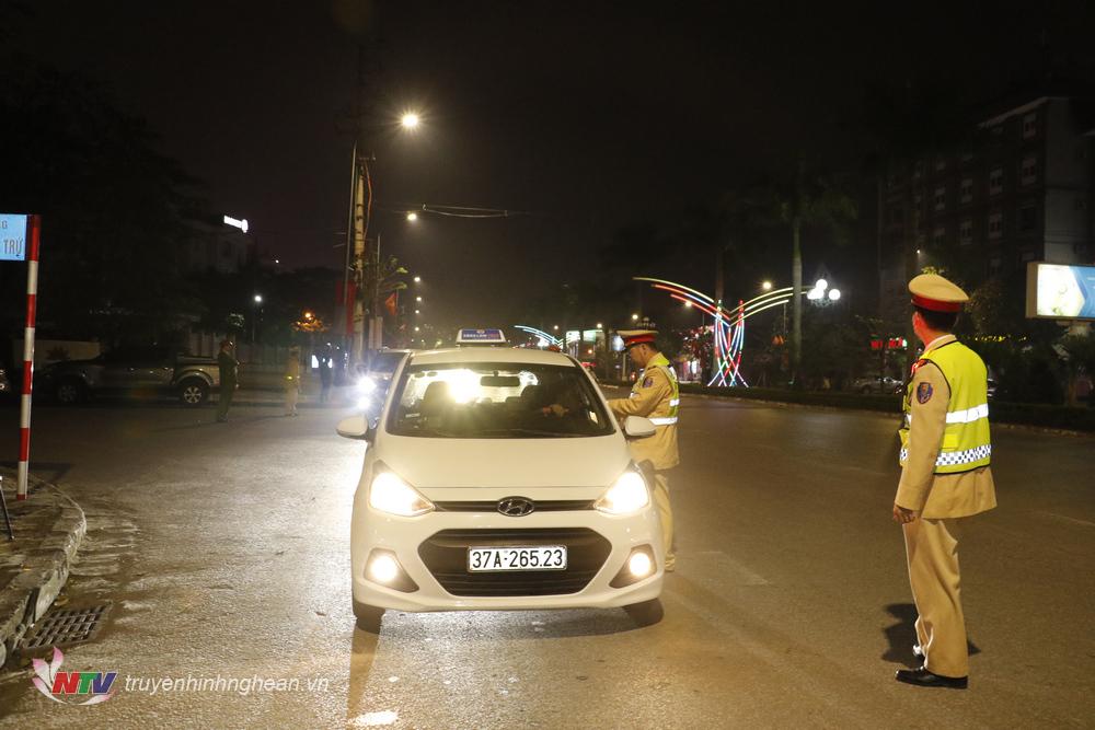 Cảnh sát giao thông thành phố Vinh duy trì chốt kiểm tra nồng độ cồn