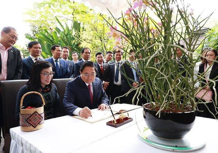 Singapore định danh loài lan mới theo tên Thủ tướng Phạm Minh Chính và Phu nhân