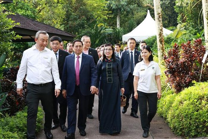 Giám đốc Vườn Thực vật Singapore và Giám đốc Vườn Lan Quốc gia đón Thủ tướng Phạm Minh Chính và Phu nhân Lê Thị Bích Trân dự lễ đặt tên hoa.