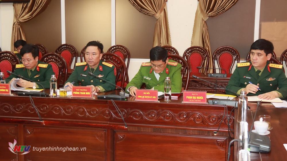 Các đai biểu tham dự Hội nghị giao ban thực hiện Nghị định số 03/2019/NĐ-CP của Chính phủ về phối hợp giữa Bộ Công an và Bộ Quốc phòng tại điểm cầu Bộ CHQS tỉnh Nghệ An.