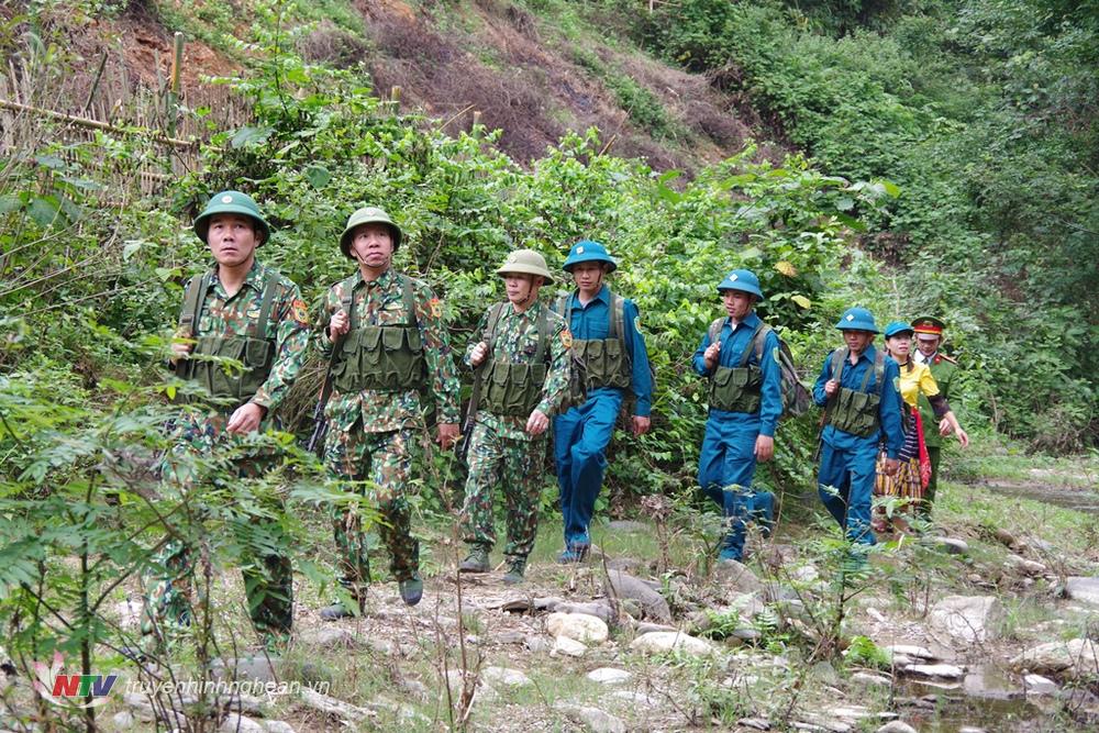 Lực lượng Dân quân Ban chỉ huy quân sự xã Tam Hợp huyện Tương Dương phối hợp với Đồn Biên phòng Tam Hợp và Công an xã tiến hành tuần tra bảo vệ vùng biên.
