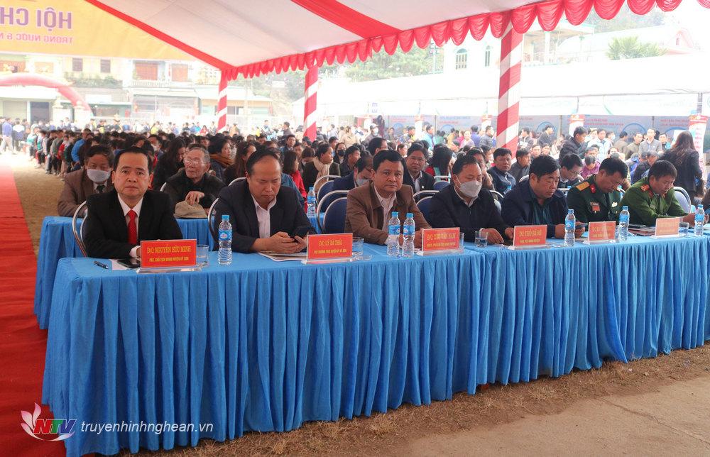 Lãnh đạo các Sở, ngành và huyện Kỳ Sơn tham dự lễ khai mạc hội chợ.