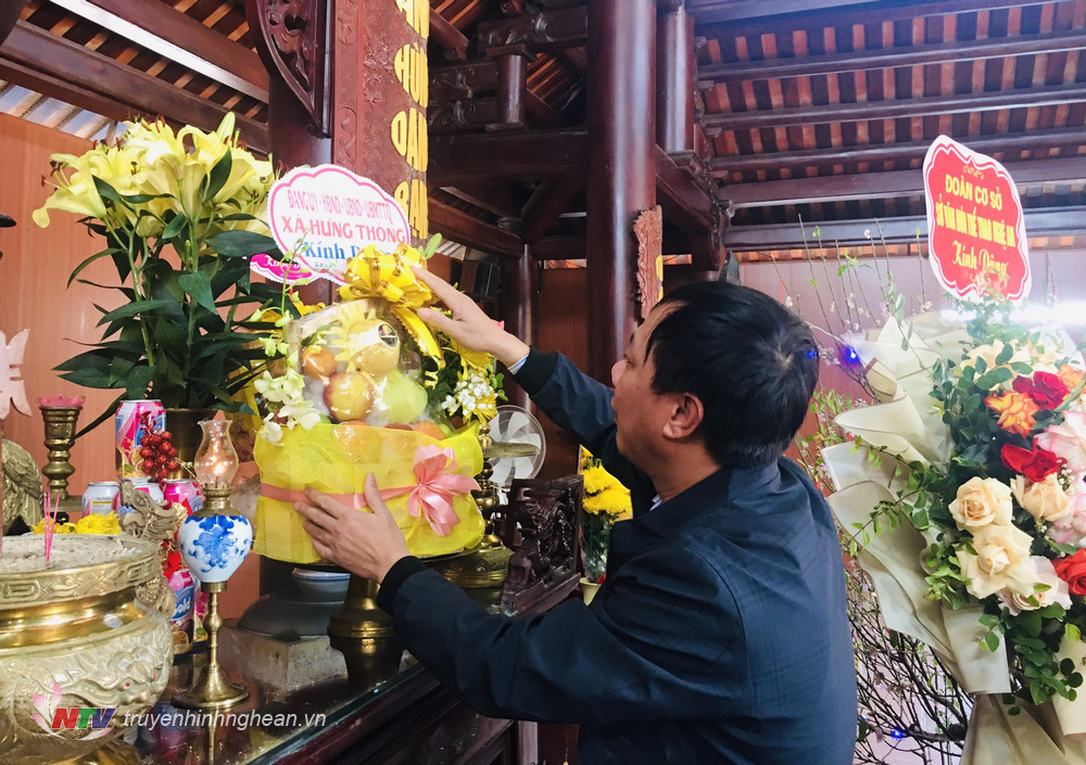Đại diện đoàn đại biểu dâng lẵng quả tươi lên bàn thờ cố Tổng Bí thư Lê Hồng Phong.