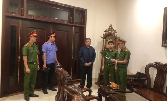 Cảnh sát đọc lệnh bắt tạm giam bị can Đoàn Quang Vinh tối 23-2