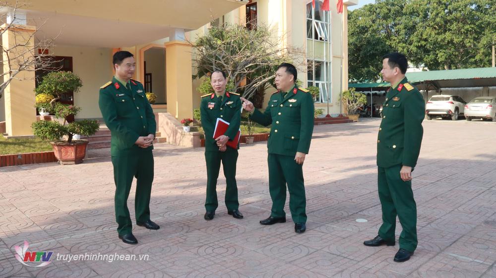 Đoàn công tác kiểm tra công tác chuẩn bị cho lễ giao nhận quân tại thị xã Cửa Lò.