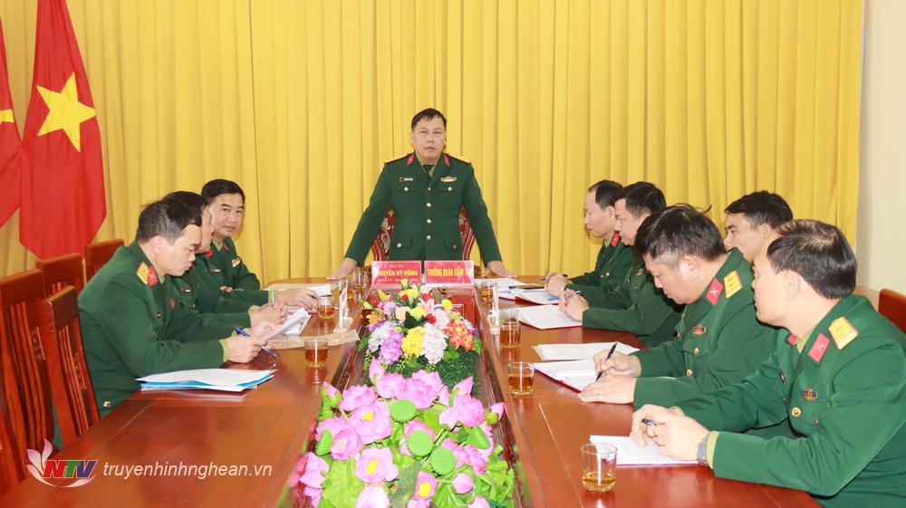 Đại tá Nguyễn Kỳ Hồng, Chính ủy Bộ CHQS tỉnh phát biểu tại buổi kiểm tra.