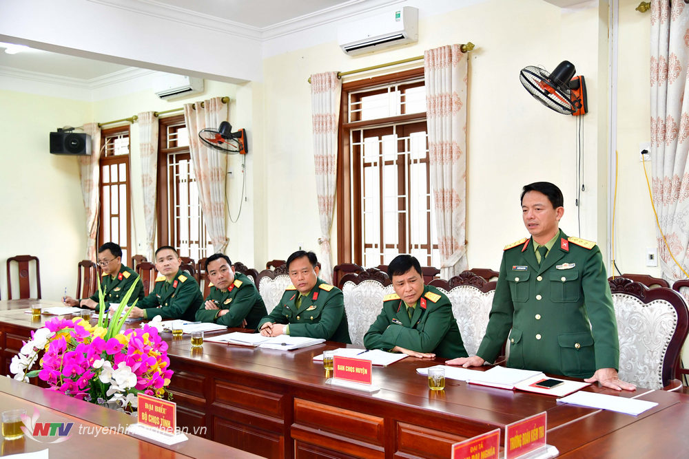 Ban CHQS huyện Nghi Lộc báo cáo công tác chuẩn bị Lễ Giao nhận quân năm 2023 với đoàn công tác Bộ CHQS tỉnh.