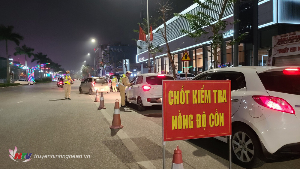 Lực lượng CSGT lập chốt kiểm tra nồng độ cồn trên các tuyến đường thành phố Vinh