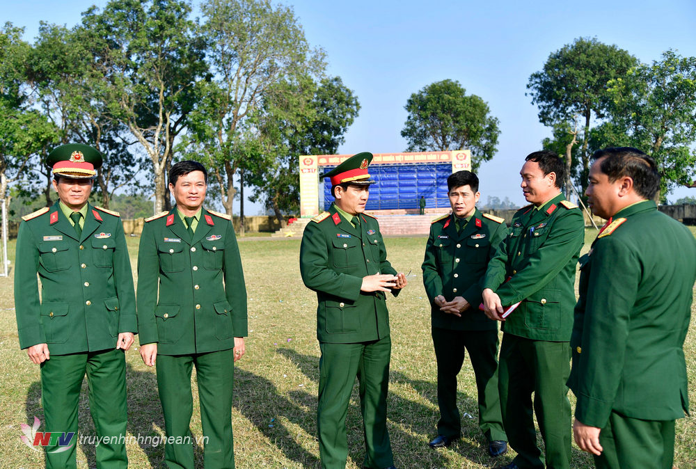 -Đại tá Phan Đại Nghĩa, Uỷ viên Ban Thường vụ Tỉnh uỷ, Chỉ huy trưởng Bộ CHQS tỉnh cùng đoàn công tác kiểm tra công tác chuẩn bị Lễ giao nhận quân tại huyện Diễn Châu.