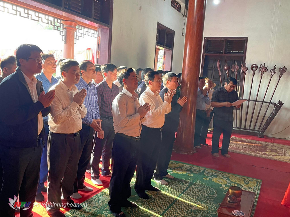 Các đại biểu thành kính dâng hương tại điện thờ.