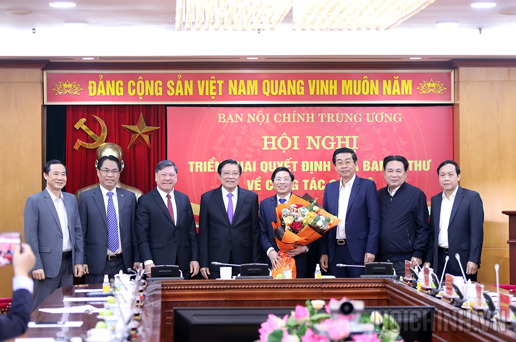 Ông Phan Thăng An, Phó trưởng Ban Tổ chức Trung ương trao Quyết định bổ nhiệm ông Đặng Văn Dũng.