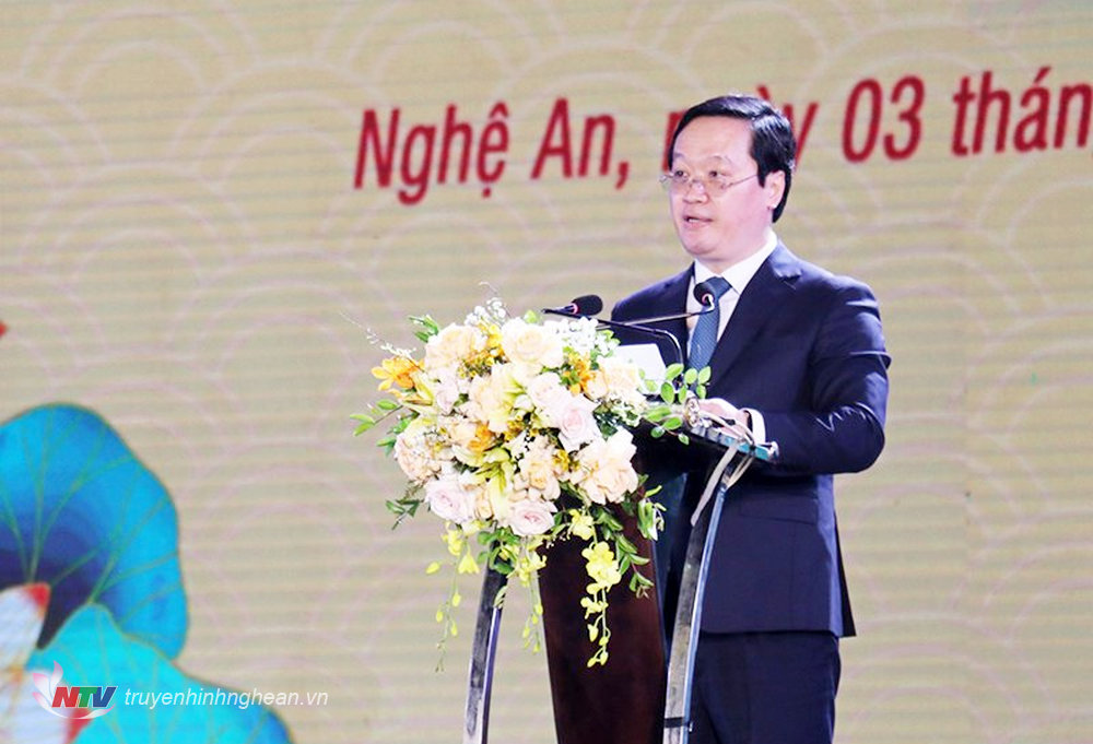 Đồng chí Nguyễn Đức Trung - Phó Bí thư Tỉnh uỷ, Chủ tịch UBND tỉnh trình bày diễn văn khai mạc buổi lễ.