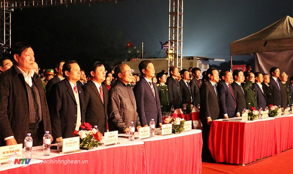 Lãnh đạo, nguyên lãnh đạo Đảng , Nhà nước và tỉnh Nghệ An thực hiện nghi lễ chào cờ tại buổi lễ.