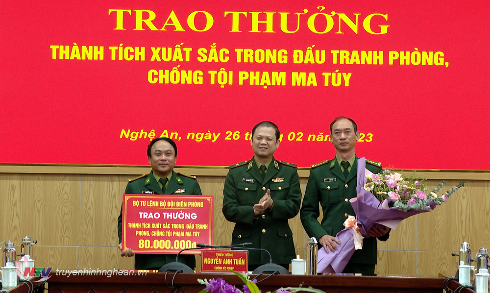 hiếu tướng Nguyễn Anh Tuấn, Chính uỷ BĐBP trao thưởng cho Bộ đội Biên phòng tỉnh Nghệ An