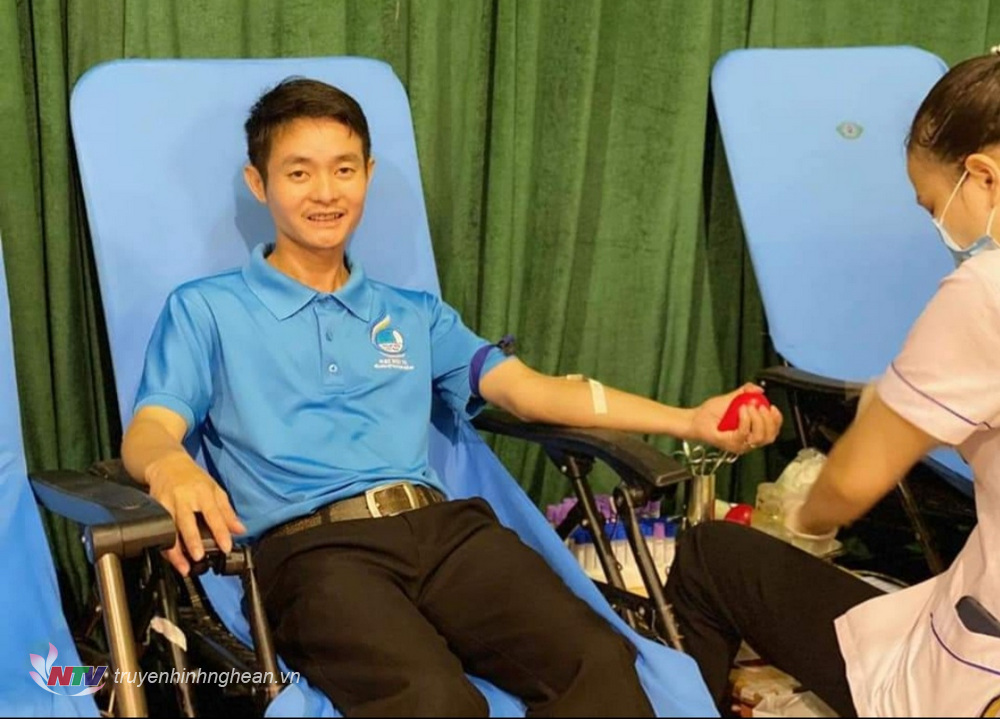 Võ Trọng Thao, một trong những cá nhân tiêu biểu được lãnh đạo huyện tặng giấy khen trong phong trào hiến máu tình nguyện 2022.