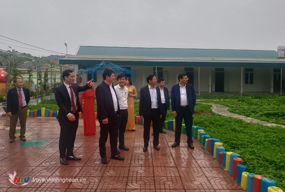 Đoàn thẩm định kiểm tra cơ sở vật chất Trường Mầm non xã Quỳnh Thạch, huyện Quỳnh Lưu.