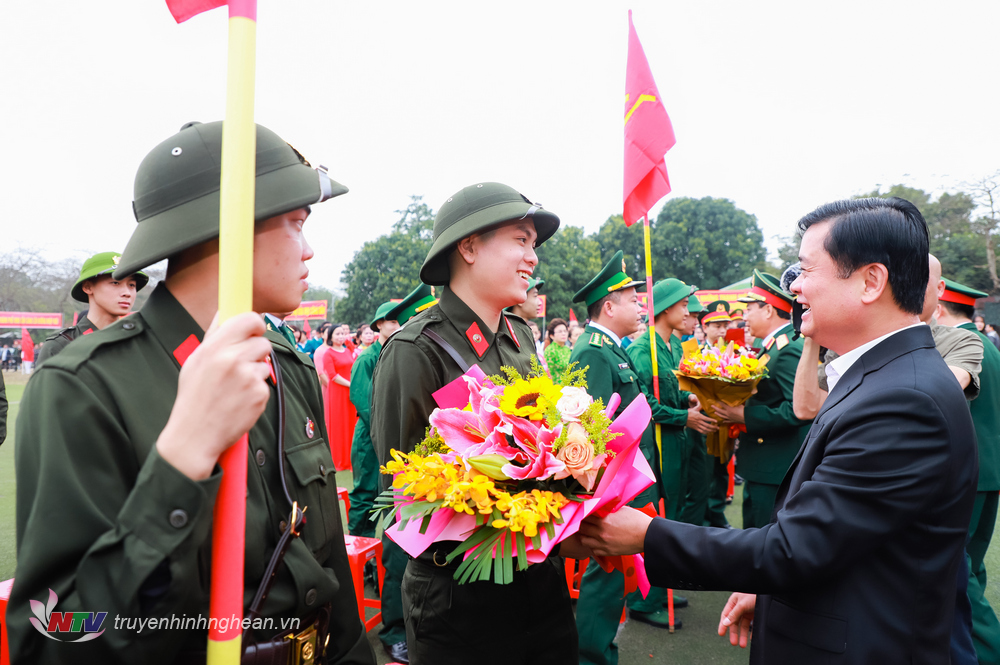 Bí thư Tỉnh ủy Nghệ An Thái Thanh Quý tặng hoa, thăm hỏi tân binh nhập ngũ vào lực lượng Công an nhân dân. 