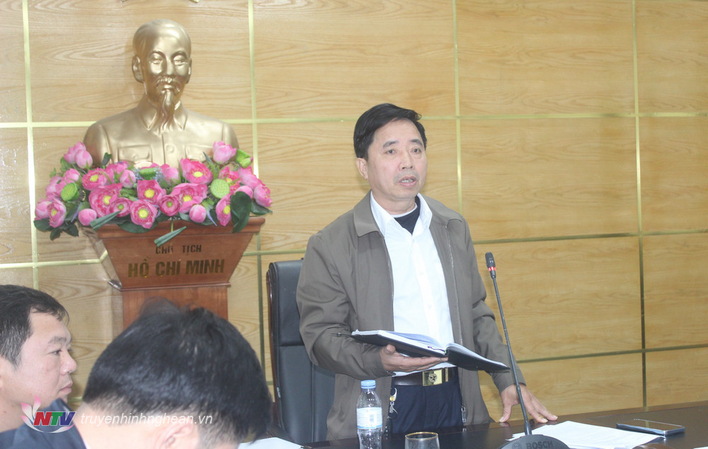 Lãnh đạo huyện Quỳnh Lưu phát biểu kết luận cuộc họp.